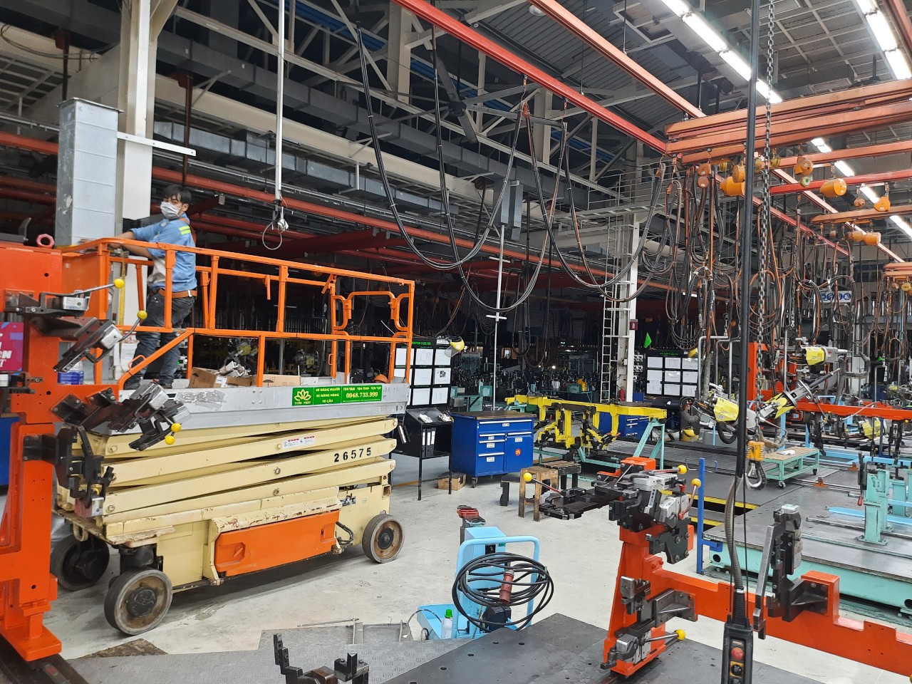 Xe nâng người 12m thi công tại Dĩ An Bình Dương