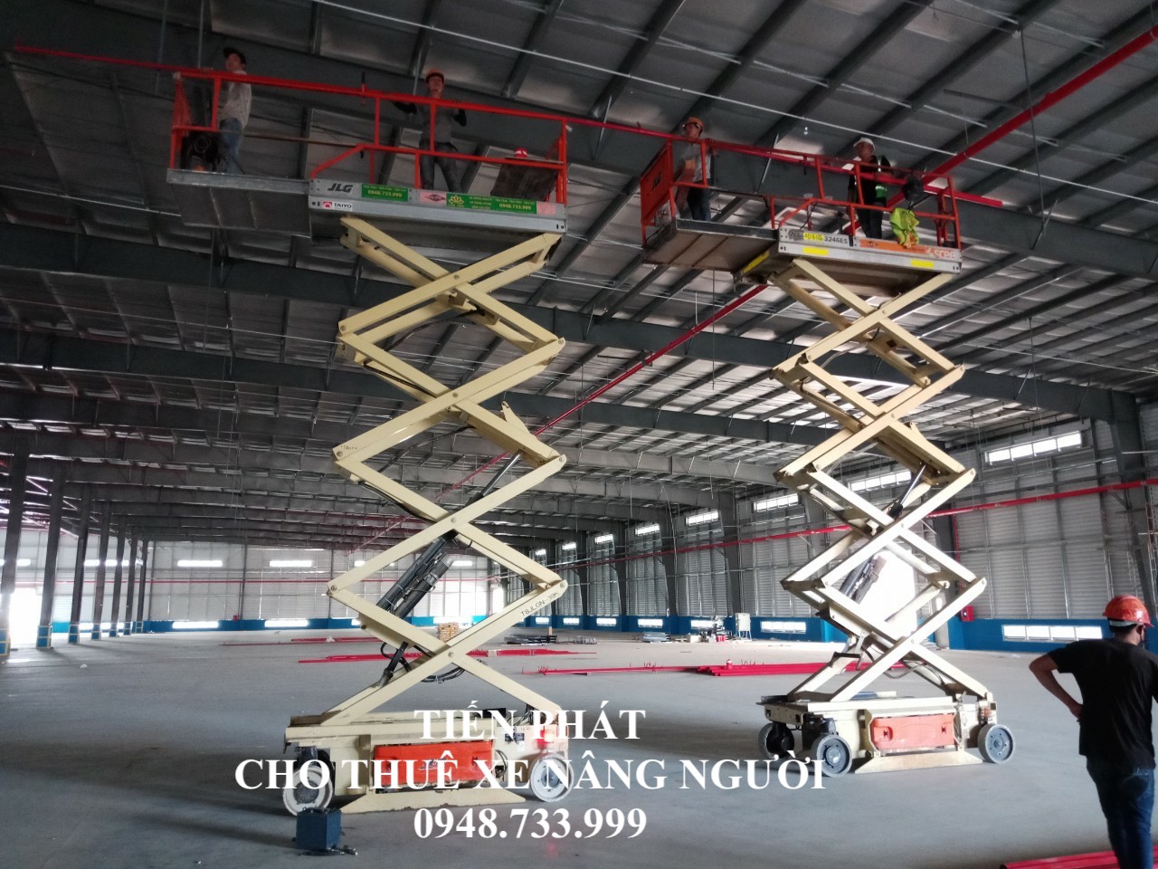 Xe thang nâng người thi công hệ thống PCCC