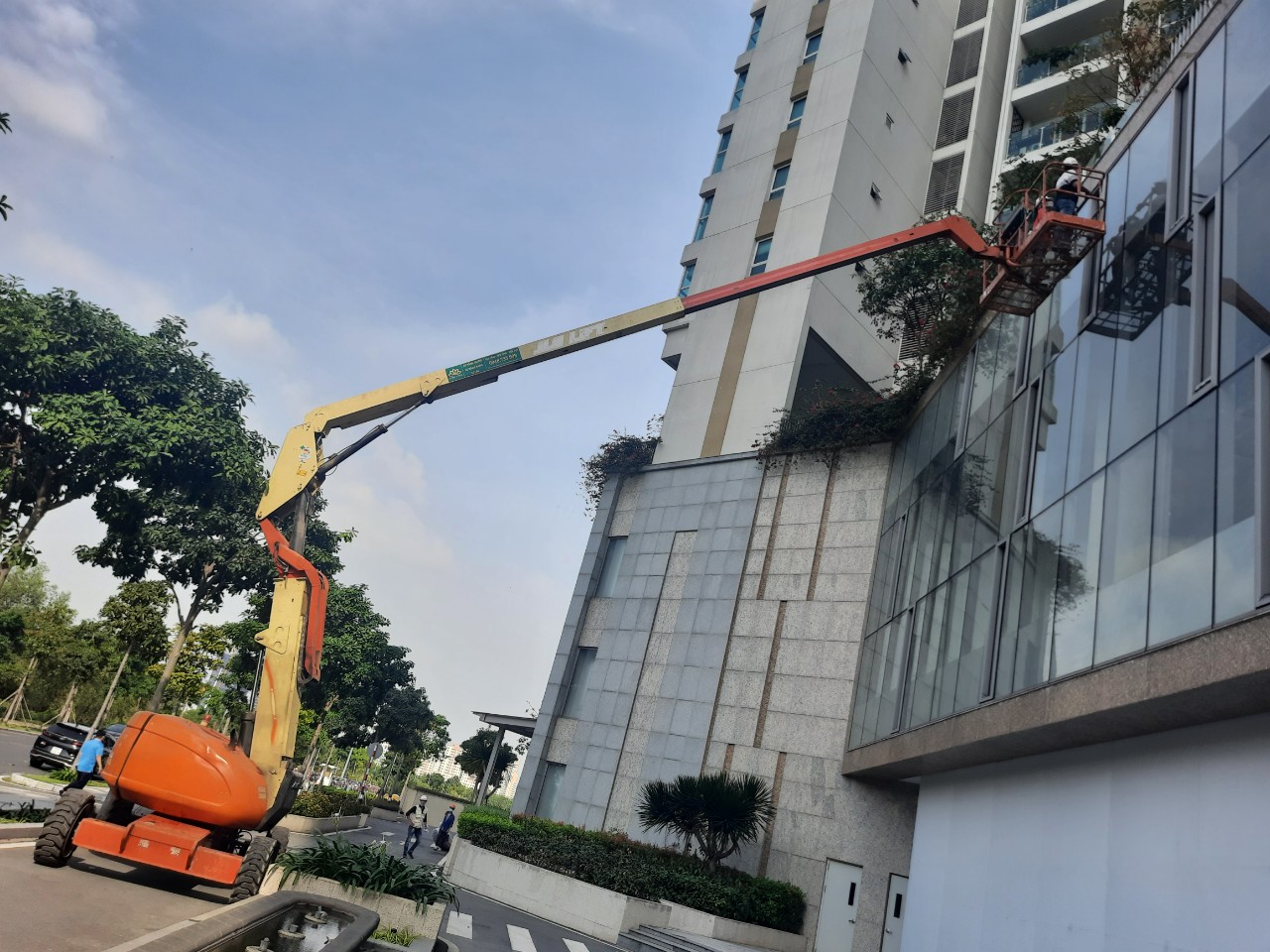 Cho thuê xe nâng người 20m tại Bàu Bàng Bình Dương 0838.567.678