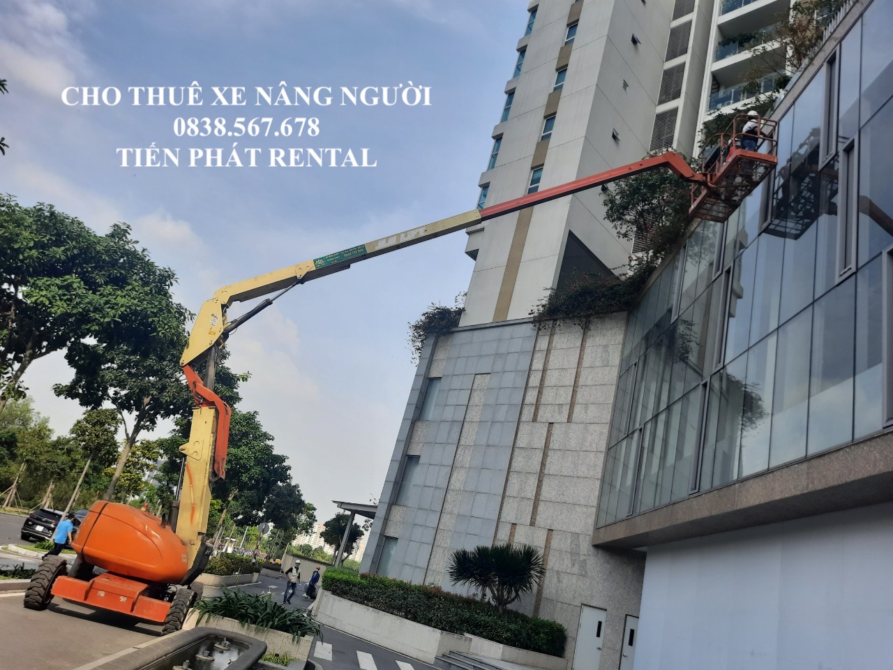 Xe thang nâng người dạng Boomlift chạy dầu
